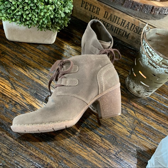 Clarks Ankle Bootie Ties High Heels Suede Brown 9 1/2 Boho - Picture 8 of 15